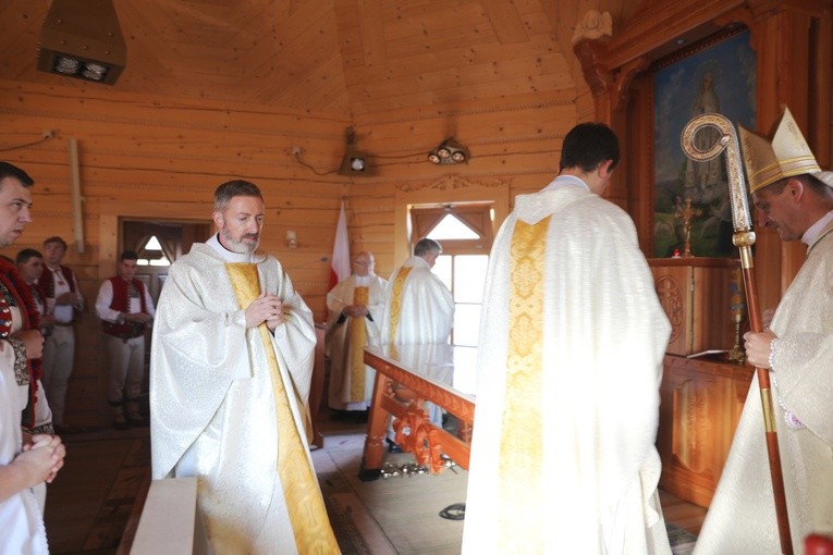 Poświęcenie odbudowanego po pożarze kościoła na Stecówce