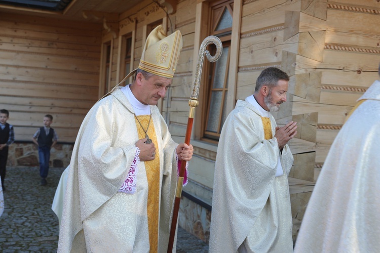 Poświęcenie odbudowanego po pożarze kościoła na Stecówce