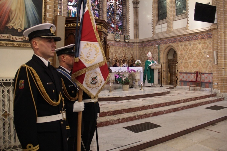 - Uroczystości takie jak ta mają bardzo ważne zadanie. Mają rozbudzać pamięć, zespalać tożsamość, edukować młode pokolenie i uczyć patriotyzmu, który nie jest jedynie zwietrzałym słowem - mówił abp Głódź