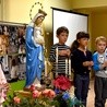 Dzieci ustawiły się w kółko obok figury Matki Bożej i prosili z nią Boga o pokój na świecie.