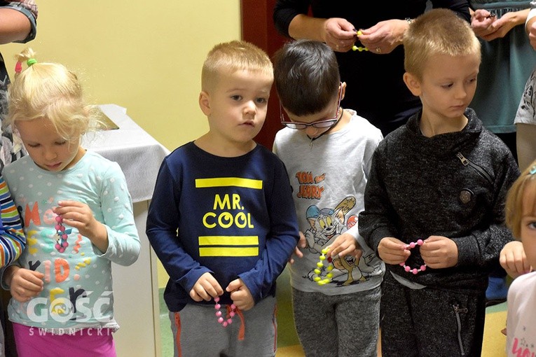 Milion dzieci modli się na różańcu o pokój