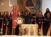 Grace Gospel Choir z Sopotu podczas modlitwy uwielbienia w jednej z poprzednich edycji "Uwielbienia 24H"