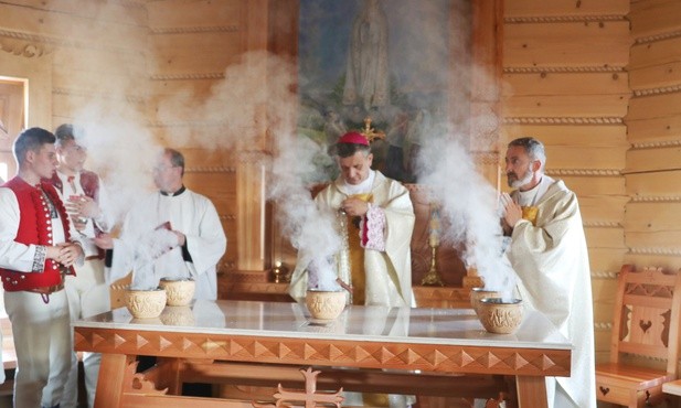Odbudowany kościół poświęcił bp Roman Pindel