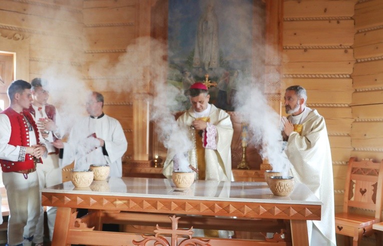 Odbudowany kościół poświęcił bp Roman Pindel