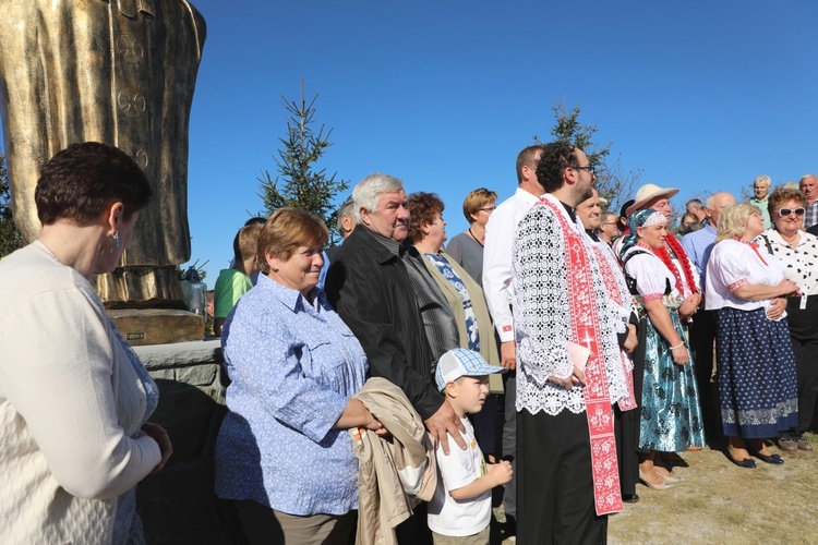 Pomnik św. Jana Pawła II na Ochodzitej w Koniakowie