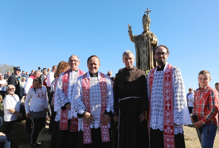 Pomnik św. Jana Pawła II na Ochodzitej w Koniakowie