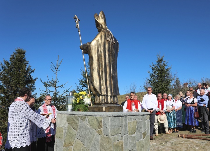 Pomnik św. Jana Pawła II na Ochodzitej w Koniakowie