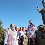 Pomnik św. Jana Pawła II na Ochodzitej w Koniakowie