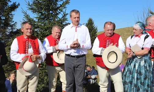 Na poświęcenie papieskiego pomnika wielu górali przyszło w odświętnych, tradycyjnych strojach.