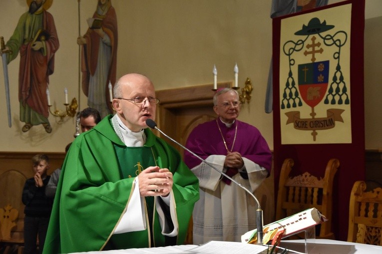 Abp Marek Jędraszewski w parafii w Cichem-Miętustwie