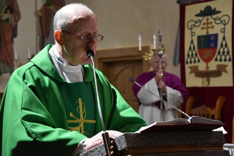 Abp Marek Jędraszewski w parafii w Cichem-Miętustwie