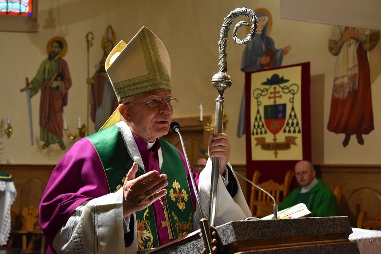 Abp Marek Jędraszewski w parafii w Cichem-Miętustwie