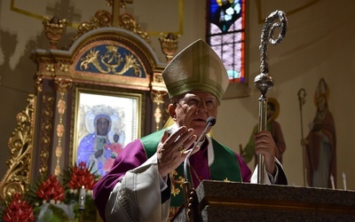 Abp Marek Jędraszewski w parafii w Cichem-Miętustwie