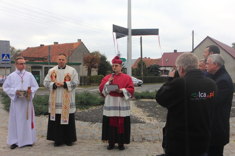 Ciągle jest z nimi