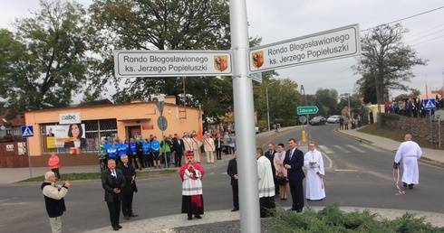 Ciągle jest z nimi
