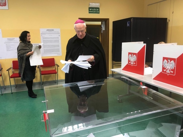 Biskup Ignacy w czasie niedzielnego głosowania.