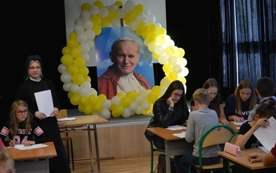 Dzieci na zajęciach mogły poznać historię papieża Polaka