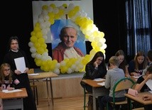 Dzieci na zajęciach mogły poznać historię papieża Polaka