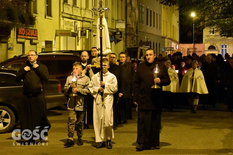 W sobotni wieczór mieszkańcy miasta przeszli w procesji różańcowej