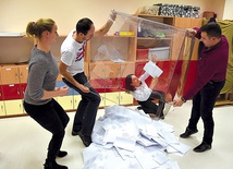 ▲	Nowością w tegorocznych wyborach były przezroczyste urny. Na zdjęciu lokal wyborczy w Cichem na Podhalu.