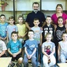 ▲	Dzieci, które w tym roku szkolnym przystąpią do Pierwszej Komunii, przygotowuje ks. Marek.