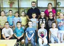 ▲	Dzieci, które w tym roku szkolnym przystąpią do Pierwszej Komunii, przygotowuje ks. Marek.
