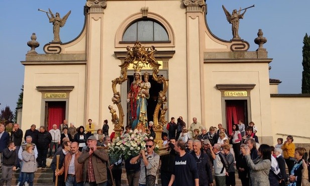 Figurę Matki Bożej niosą mężczyźni, którzy ukończyli 50 lat