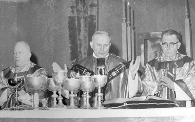 Kard. Karol Wojtyła 45 lat temu przewodniczył Eucharystii. Z lewej bp Ignacy Tokarczuk.