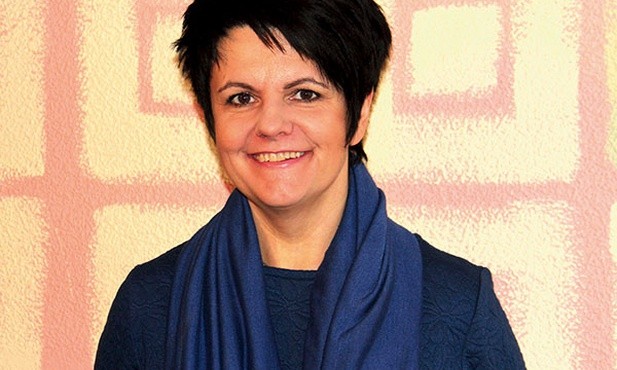 Dr Anna Saj  jest żoną, matką sześciorga dzieci, doktorem nauk teologicznych w zakresie teologii ekumenicznej, nauczycielem i liderem. W 1997 roku zapoczątkowała w Polsce „Magnificat”, czyli Posługę Kobiet Katolickich, obecną w ponad 100 diecezjach na całym świecie, w tym czterech diecezjach w naszym kraju. Wraz z mężem Jackiem od 2000 roku jest świecką misjonarką w ramach katolickiego Instytutu Ewangelizacji Świata ICPE Misja – międzynarodowego stowarzyszenia wiernych na prawach papieskich.  