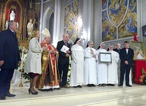 ▲	Wspólna fotografia zdobywczyń nagrody, bp. Henryka Tomasika i kapituły Funduszu im. bp. Jana Chrapka.