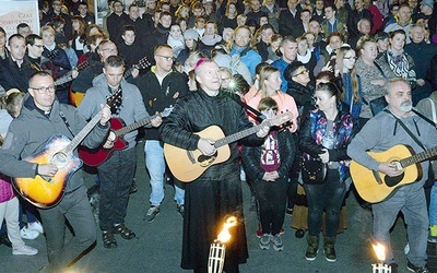 ▲	Wśród gitarzystów był bp Piotr Turzyński.