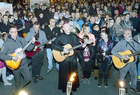 ▲	Wśród gitarzystów był bp Piotr Turzyński.