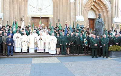 ▼	Bp Henryk Tomasik i kapelani myśliwych z pocztami sztandarowymi i myśliwymi przed radomska katedrą.