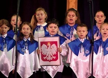 Jeden z zespołów pojawił się na scenie z godłem Polski.