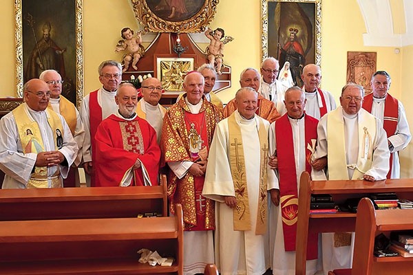 Pamiątkowe wspólne zdjęcie przybyłych kapłanów.