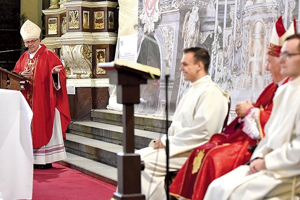 Biskup Jacek składa życzenia solenizantowi.