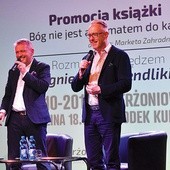 Również na scenie dzierżoniowskiego ośrodka kultury promujący książkę zamienili się miejscami.