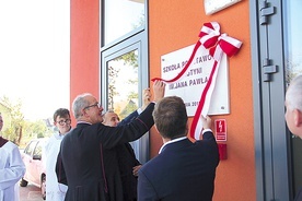 Tablicę odsłonił m.in proboszcz z Lutyni,  ks. Jan Banik.