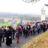 Pielgrzymkę zakończyły Różaniec i Koronka do Bożego Miłosierdzia odmawiane w drodze do ołtarza papieskiego.