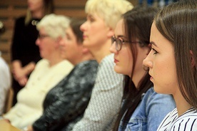 Uczestnicy jubileuszowej konferencji. Na pierwszym planie Dominika Brzank, laureatka tegorocznego konkursu AHM.