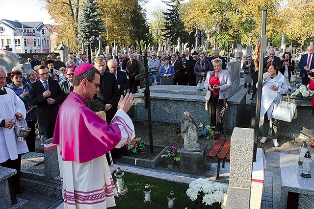 Modlitwa bp. Mirosława Milewskiego przy jednym z odnowionych pomników.