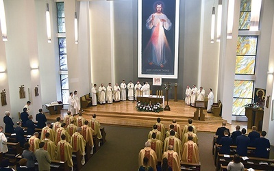 Mszy św. 20 października w kaplicy seminaryjnej przewodniczył bp Edward Dajczak. Koncelebrowało z nim 25 prezbiterów i 3 biskupów.