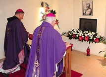 Po Mszy św. biskupi modlili się przy grobie kard. nominata Jeża.
