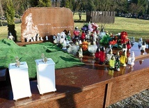 Zbiorowy grób dzieci, które zmarły przed narodzeniem, na elbląskim cmentarzu Dębica.