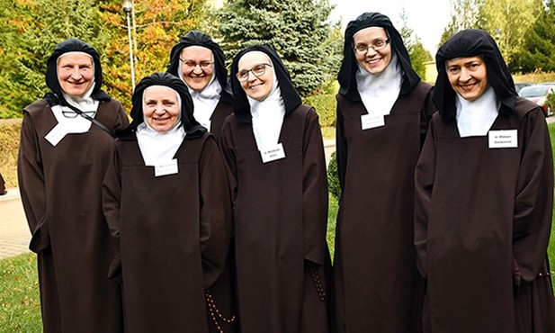 W diecezji koszalińsko-kołobrzeskiej siostry karmelitanki są w Bornem Sulinowie. Na zdjęciu s. Bernadetta i s. Joanna z tej wspólnoty (druga i trzecia od lewej).
