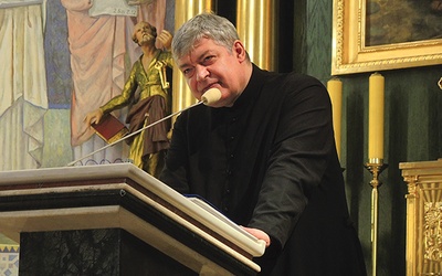 Ks. Piotr Pawlukiewicz w ustrońskim kościele św. Klemensa.
