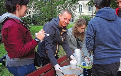 Co niedzielę o 18.00 wolontariusze częstują ciepłym posiłkiem każdego, kto przyjdzie.