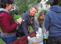 Co niedzielę o 18.00 wolontariusze częstują ciepłym posiłkiem każdego, kto przyjdzie.