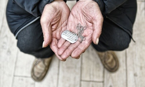Dla wielu bezdomnych nieśmiertelnik jest jedynym dowodem tożsamości