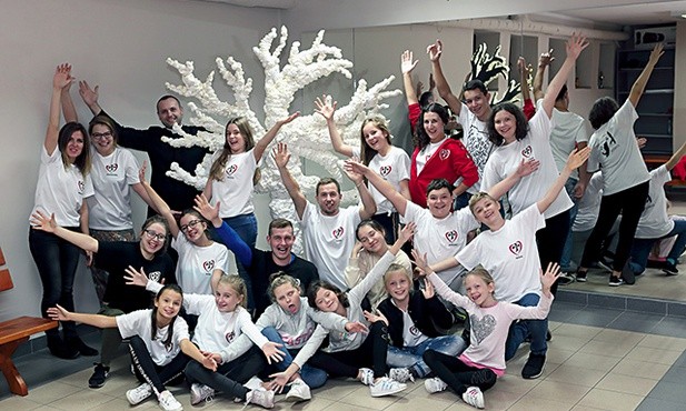 Grupa Teatralna Cordis z ks. Wojciechem Sajdą, jej duchowym opiekunem